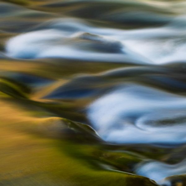 Abstract representation of sunny waves and gentle movement.
